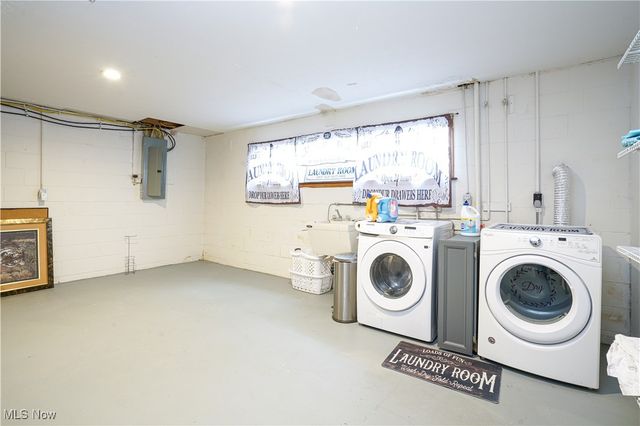 906 Westview Drive, Belpre, OH 45714