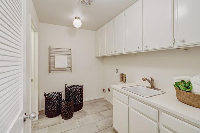 476 Wyndgate Rd, Sacramento, CA 95864