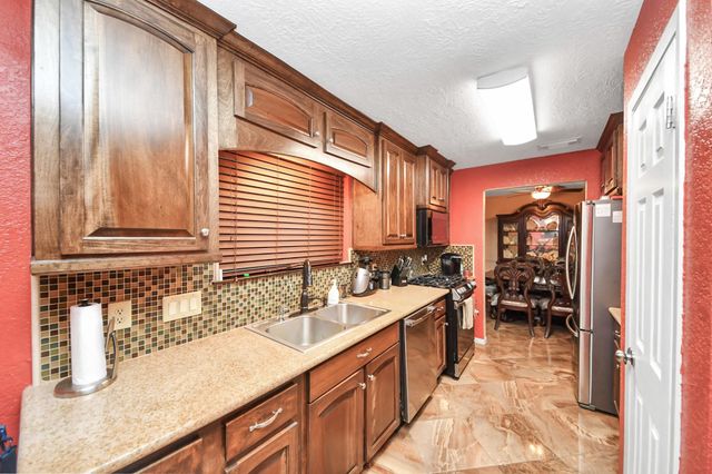 37 Wagon Lane Loop, Angleton, TX 77515