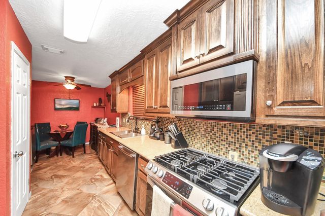 37 Wagon Lane Loop, Angleton, TX 77515