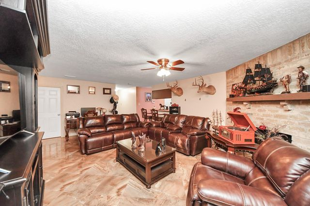 37 Wagon Lane Loop, Angleton, TX 77515