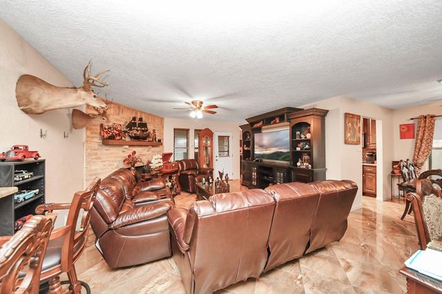37 Wagon Lane Loop, Angleton, TX 77515
