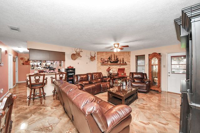 37 Wagon Lane Loop, Angleton, TX 77515