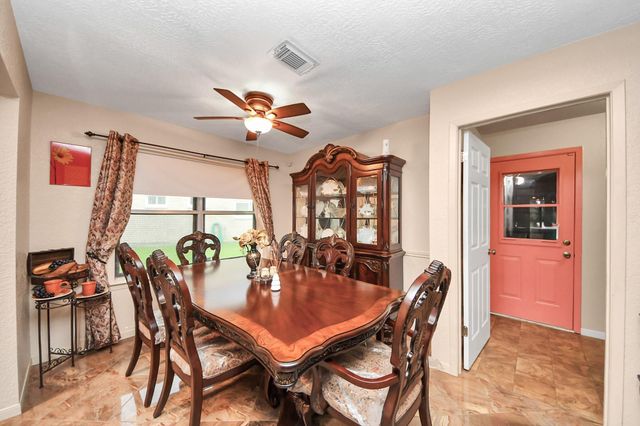 37 Wagon Lane Loop, Angleton, TX 77515