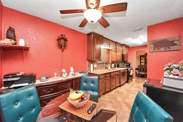 37 Wagon Lane Loop, Angleton, TX 77515