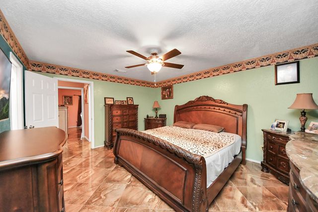 37 Wagon Lane Loop, Angleton, TX 77515