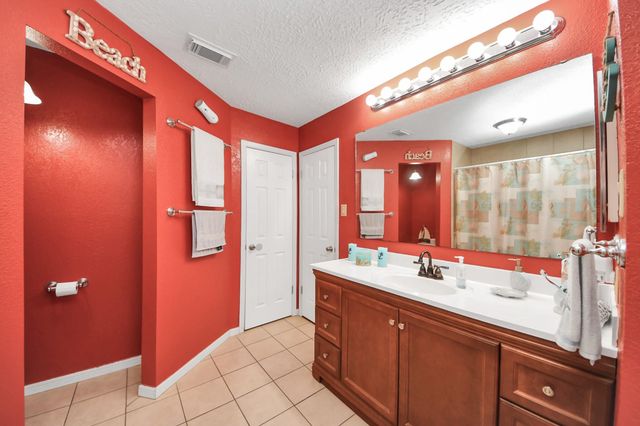 37 Wagon Lane Loop, Angleton, TX 77515