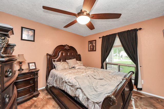 37 Wagon Lane Loop, Angleton, TX 77515