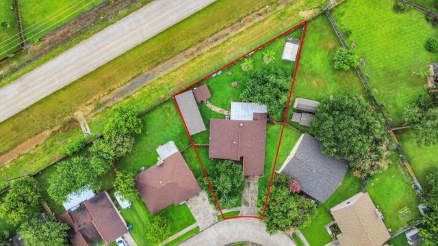 37 Wagon Lane Loop, Angleton, TX 77515