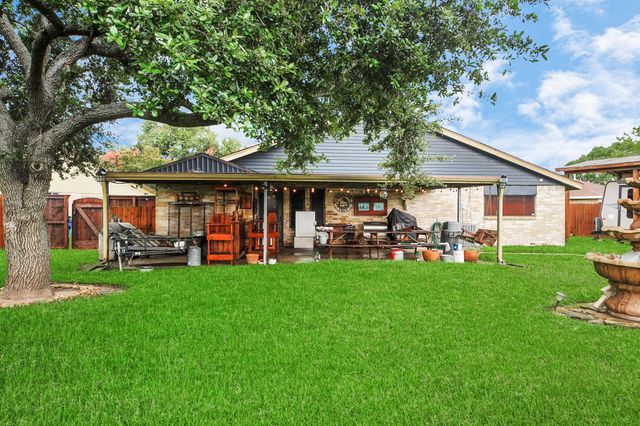 37 Wagon Lane Loop, Angleton, TX 77515