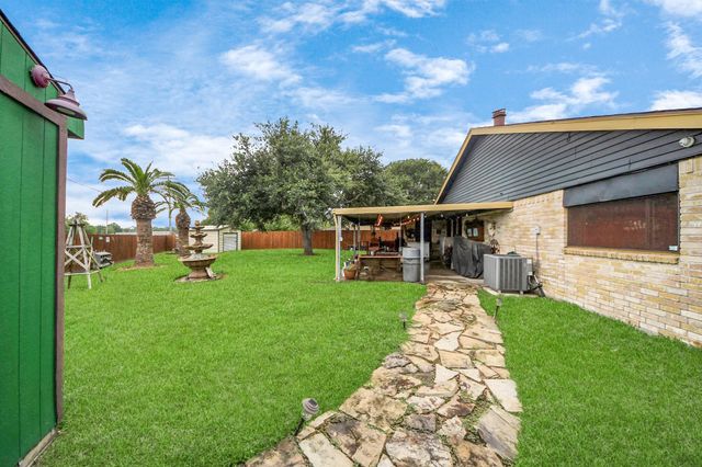 37 Wagon Lane Loop, Angleton, TX 77515