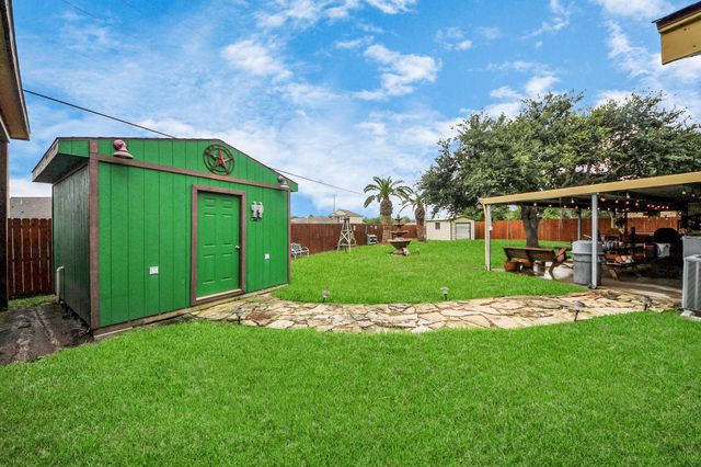 37 Wagon Lane Loop, Angleton, TX 77515