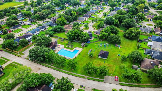 37 Wagon Lane Loop, Angleton, TX 77515