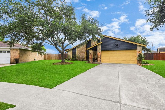 37 Wagon Lane Loop, Angleton, TX 77515