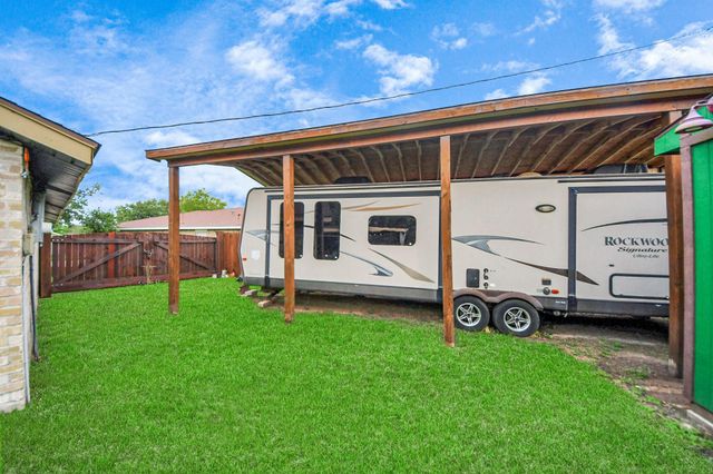 37 Wagon Lane Loop, Angleton, TX 77515