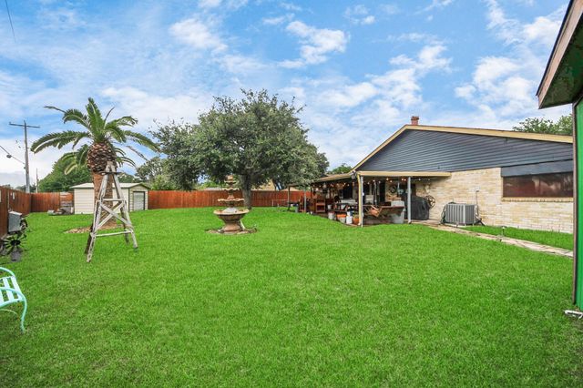 37 Wagon Lane Loop, Angleton, TX 77515