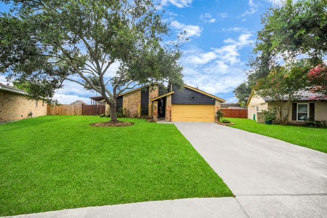 37 Wagon Lane Loop, Angleton, TX 77515