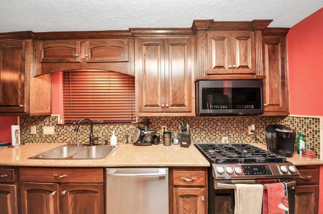 37 Wagon Lane Loop, Angleton, TX 77515