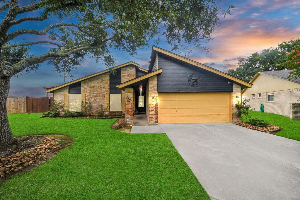 37 Wagon Lane Loop, Angleton, TX 77515