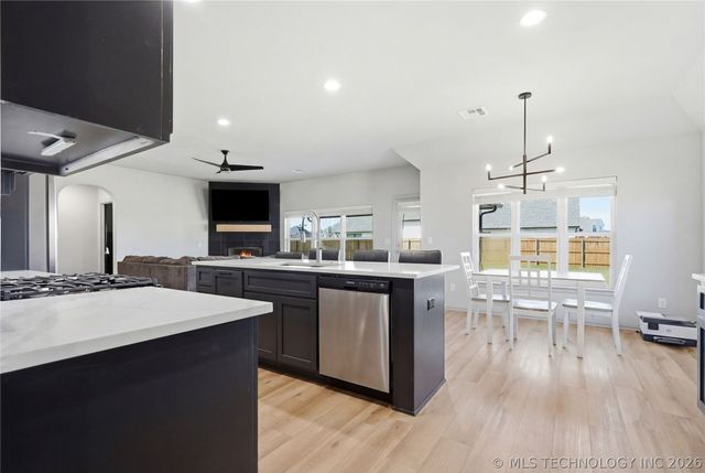 5917 E 126th Place S, Tulsa, OK 74008