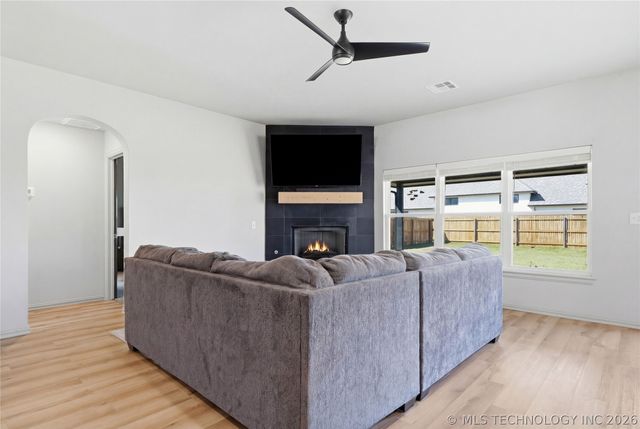 5917 E 126th Place S, Tulsa, OK 74008