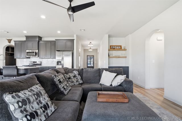 5917 E 126th Place S, Tulsa, OK 74008