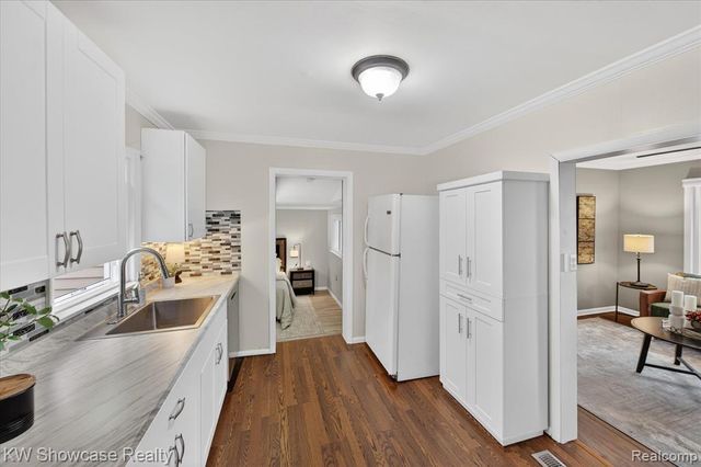 901 N Hix Road, Westland, MI 48185