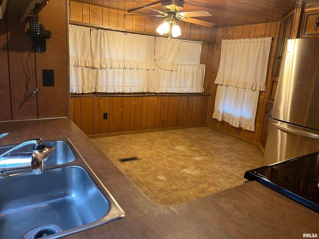 1000 DOVER Street, Centralia, IL 62801