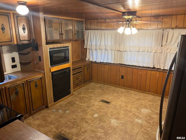 1000 DOVER Street, Centralia, IL 62801