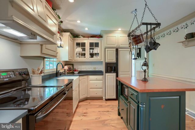 6105 WESTOVER DR, Mechanicsburg, PA 17050