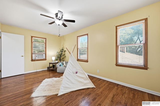 5158 Pierce Street, Omaha, NE 68106