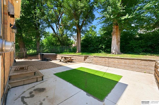 5158 Pierce Street, Omaha, NE 68106