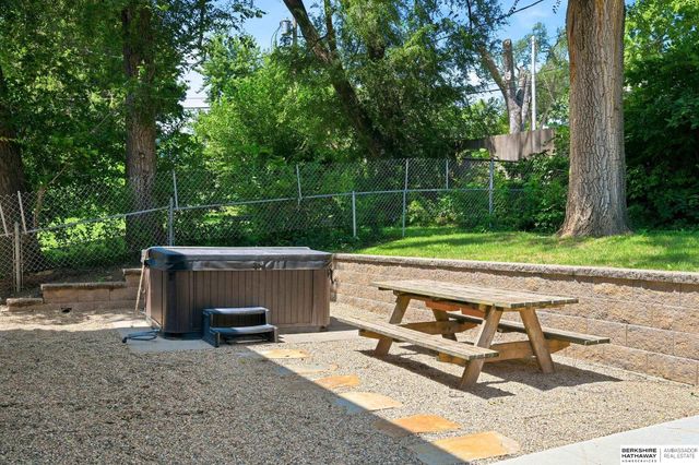 5158 Pierce Street, Omaha, NE 68106
