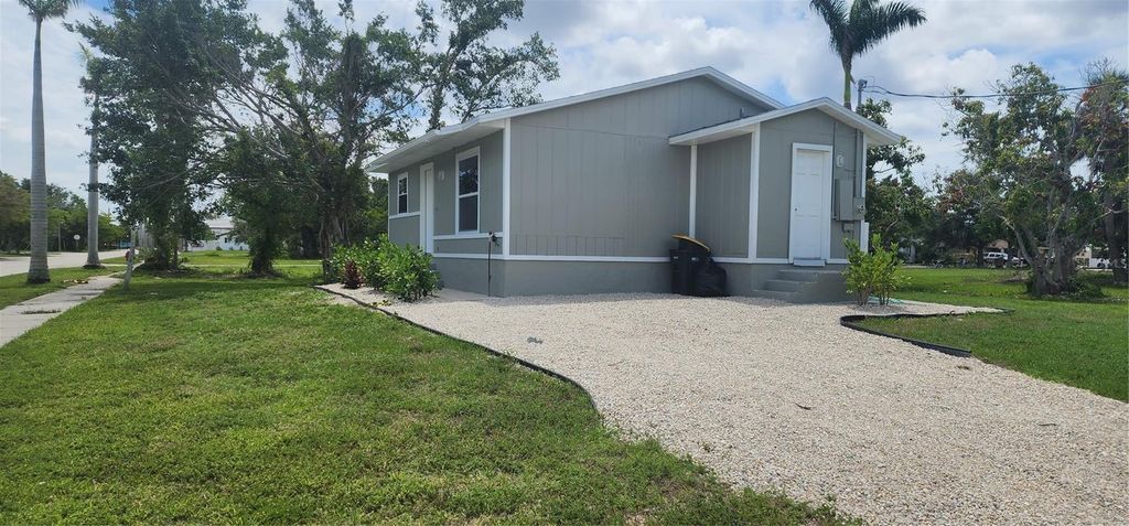 Image 4 of property listing at 541 E VIRGINIA AVENUE, Punta Gorda, FL 33950