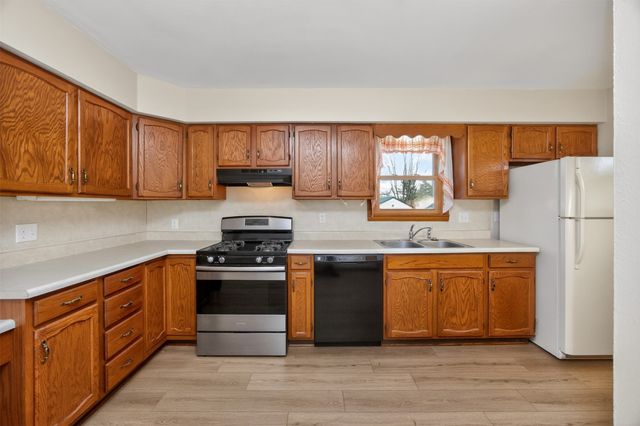 2222 E 41st Street, Des Moines, IA 50317