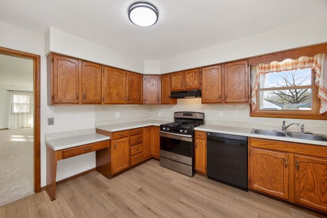 2222 E 41st Street, Des Moines, IA 50317