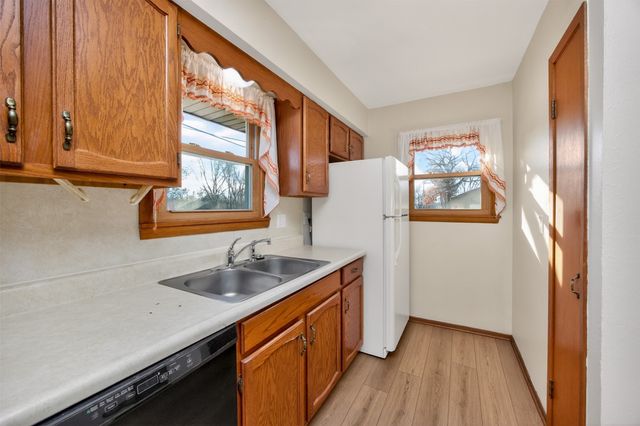 2222 E 41st Street, Des Moines, IA 50317