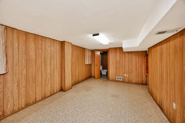 2222 E 41st Street, Des Moines, IA 50317