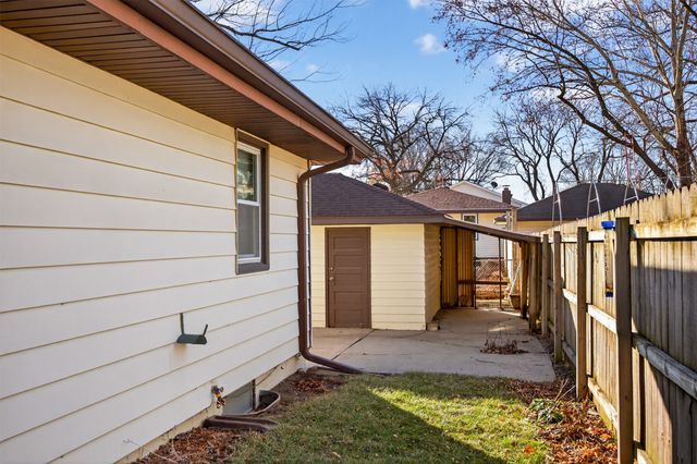 2222 E 41st Street, Des Moines, IA 50317