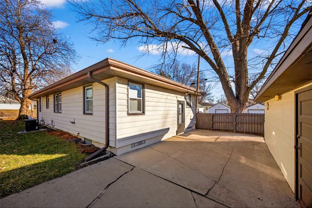 2222 E 41st Street, Des Moines, IA 50317