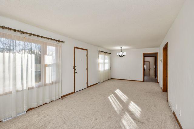 2222 E 41st Street, Des Moines, IA 50317