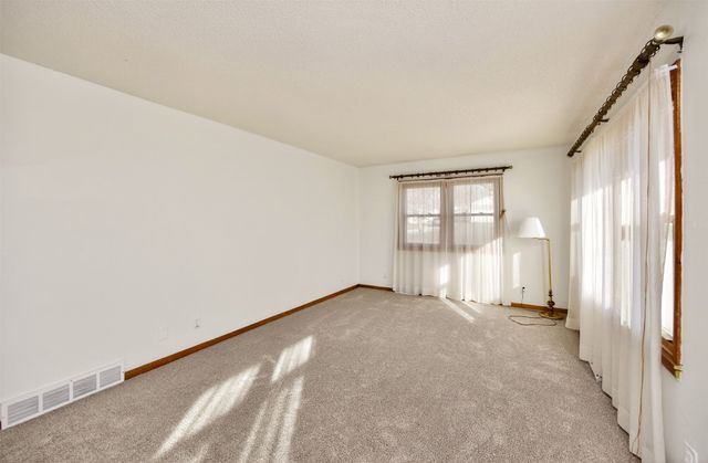 2222 E 41st Street, Des Moines, IA 50317