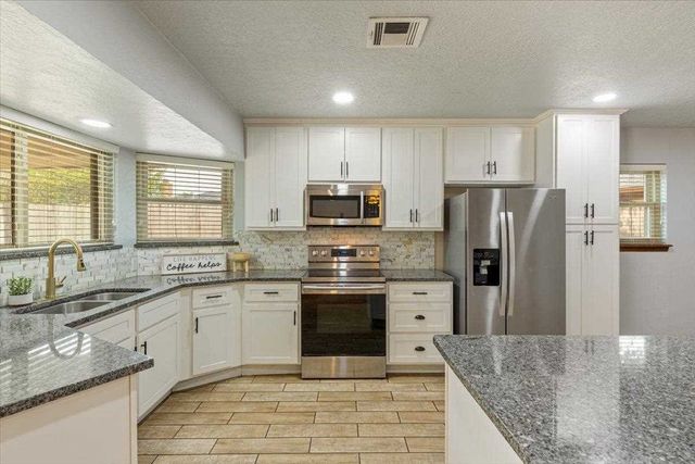 2508 NE Turtle Creek Dr, Lawton, OK 73507