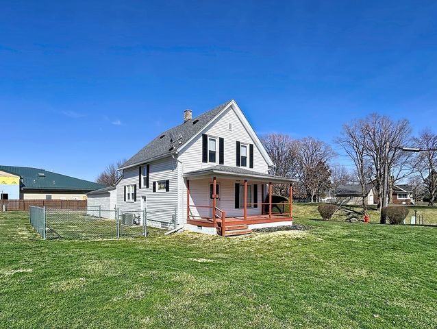 102 W 19th Avenue, Coal Valley, IL 61240