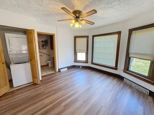 102 W 19th Avenue, Coal Valley, IL 61240