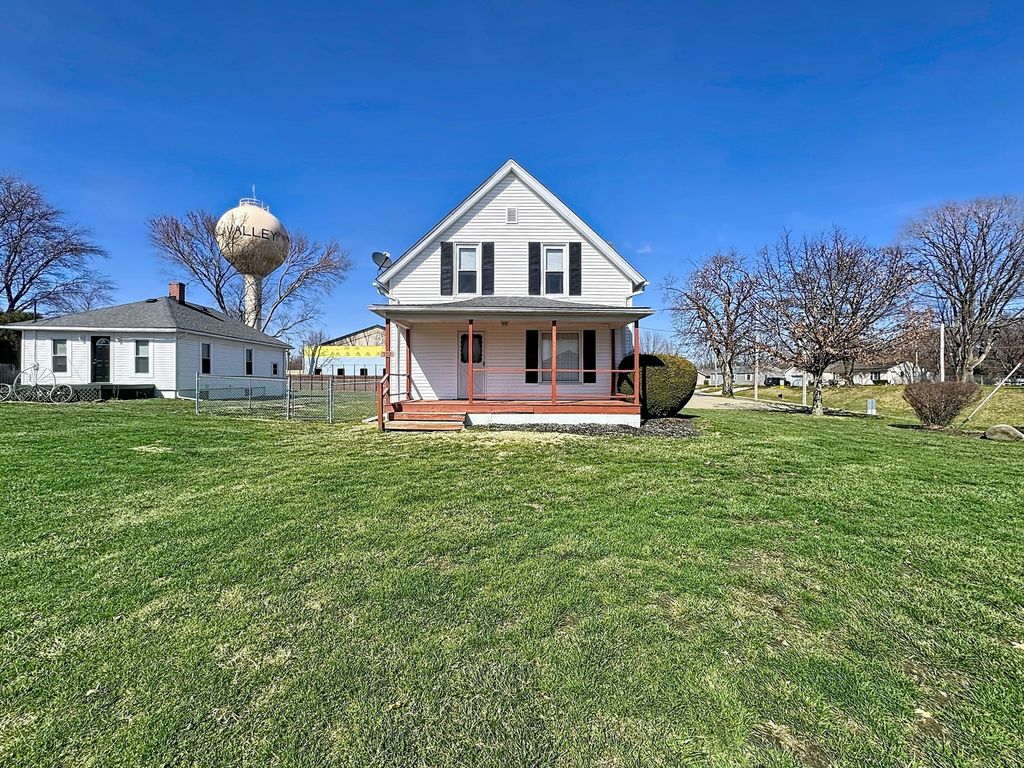 102 W 19th Avenue, Coal Valley, IL 61240