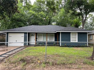 1016 W Snyderst, Alvin, TX 77511