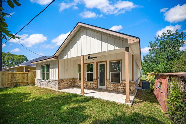 909 Santa Anna Lane, La Porte, TX 77571