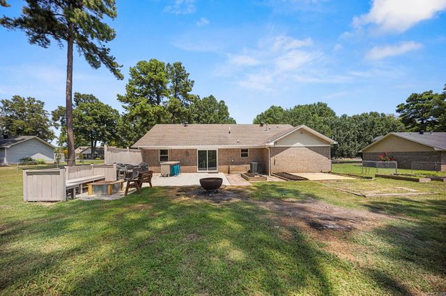 702 Kamak Dr, Beebe, AR 72012
