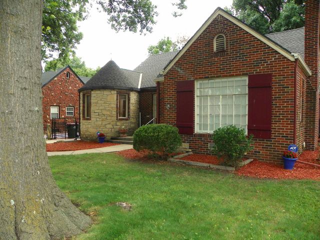 207 N Parkwood Lane, Wichita, KS 67208